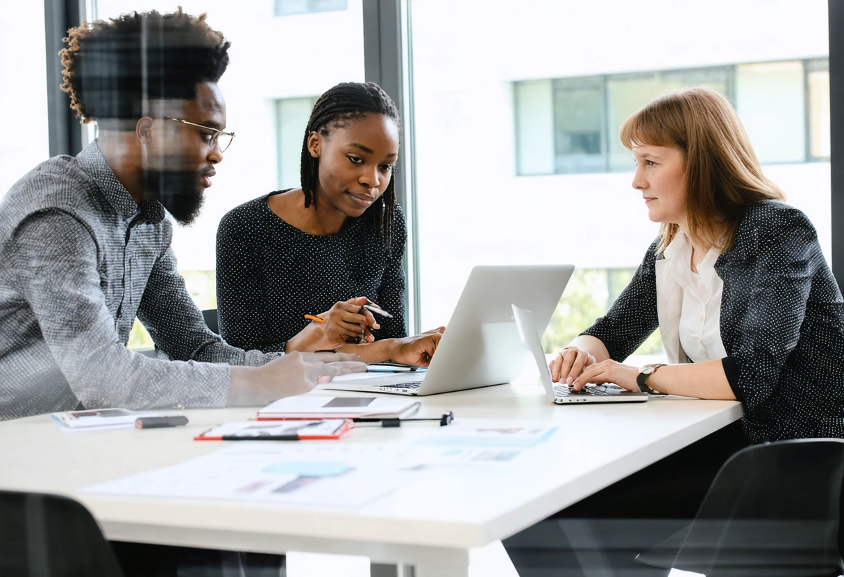 Eine diverse Gruppe von Fachleuten arbeitet in einem modernen deutschen Büro zusammen